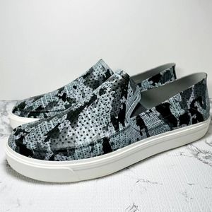 Crocs Iconic Comfort Slip On Shoes Mens Size 10 Blue Camo Casual Boat Shoes